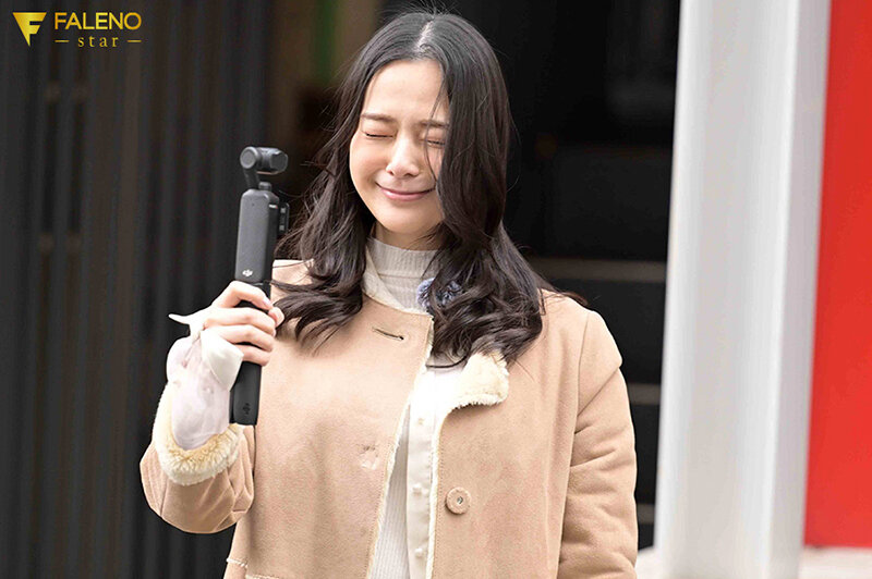 吉高寧々 激しいプレイ - 「いまから私とキスしてみませんか？」吉高寧々がいきなり素人さんを逆ナンパ！街中でキス 30 秒で勃起したら合格、さらにお部屋で言葉責め手コキに耐えられたらご褒美SEXあげちゃいます。 吉高寧々