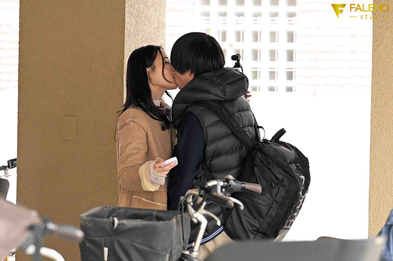 吉高寧々 フィニッシュ - 「いまから私とキスしてみませんか？」吉高寧々がいきなり素人さんを逆ナンパ！街中でキス 30 秒で勃起したら合格、さらにお部屋で言葉責め手コキに耐えられたらご褒美SEXあげちゃいます。 吉高寧々